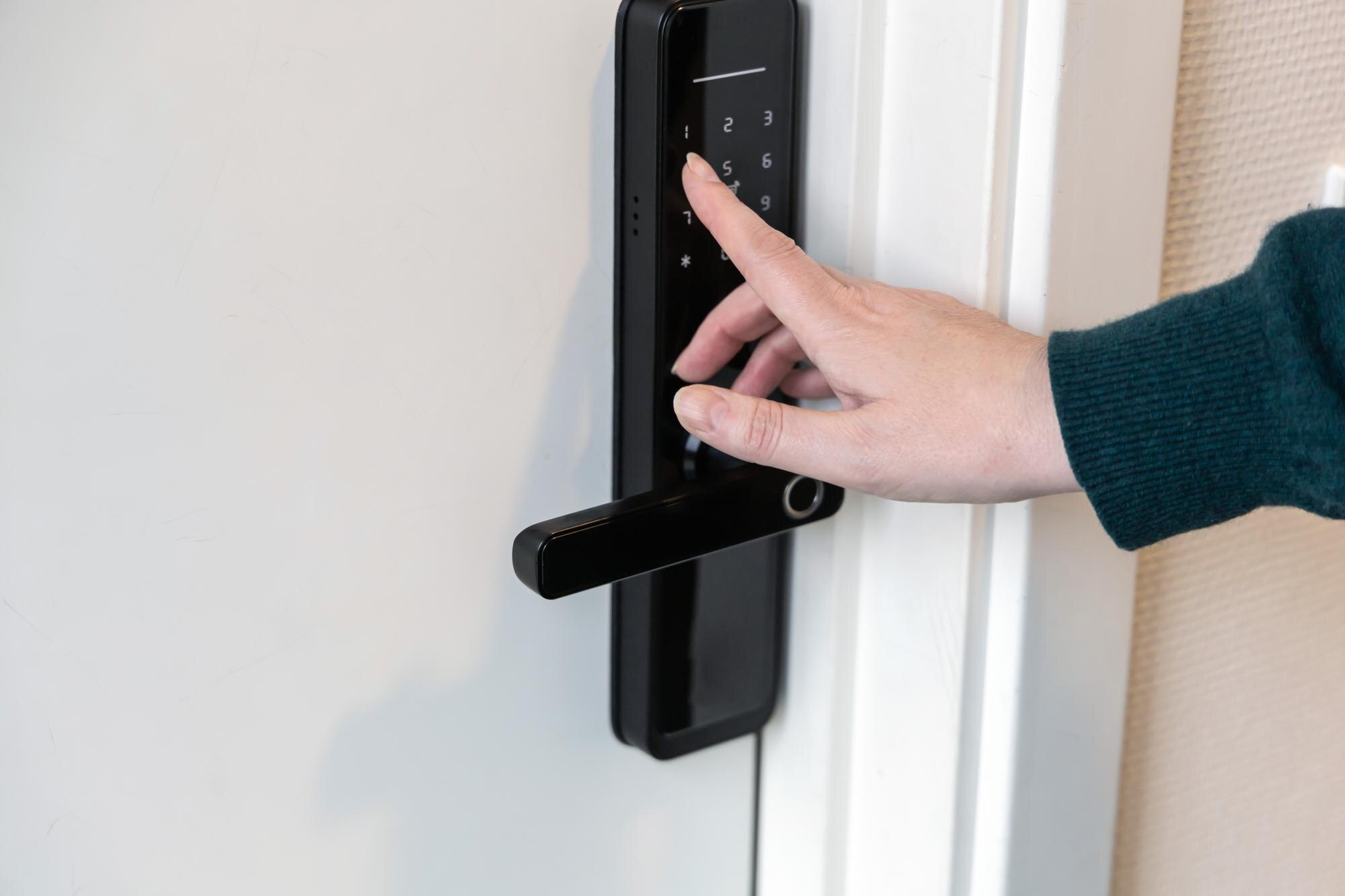 מנעול חכם לדלת – איזה דגם הכי מתאים לבית שלך?